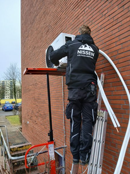 Montage des Außengeräts Montage des Außengeräts in ca 3 m Höhe
